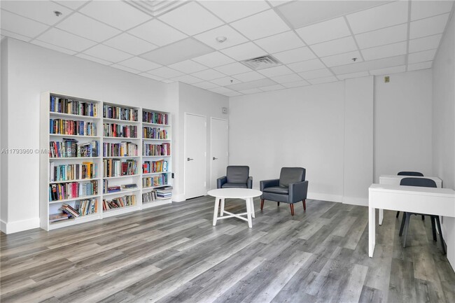 Building Photo - 3701 N Country Club Dr