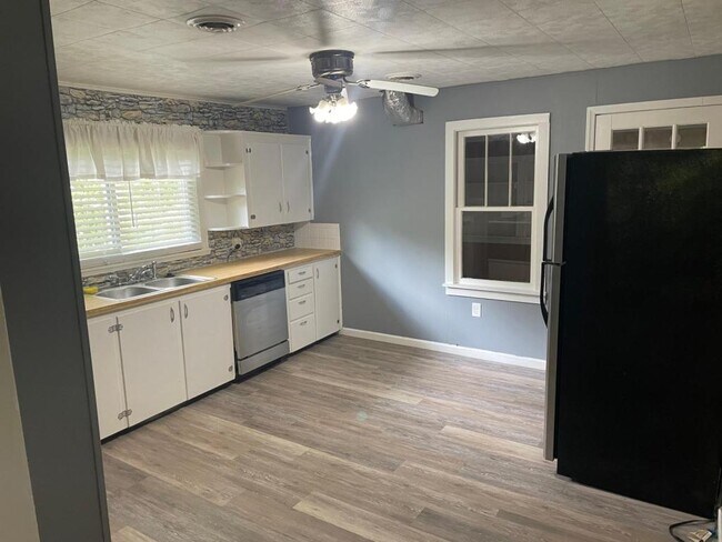 Building Photo - 525 Meadowbrook Ave