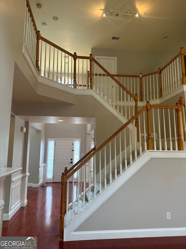 Building Photo - 711 Pine Grove Cir