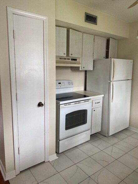 Building Photo - 6965 Avenue des Palais