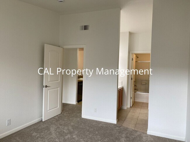 Building Photo - Upper-Level 2 Bed / 2 Bath Condo in Gated North Salinas Community | 932 sq ft