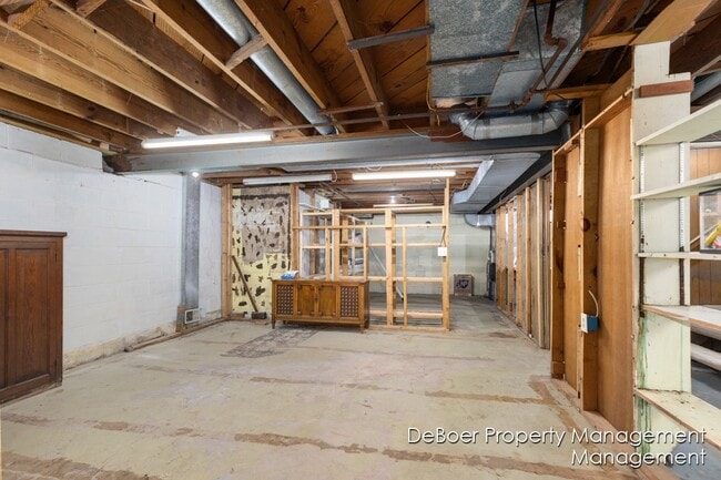 Building Photo - 2945 Roosevelt Rd