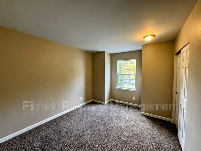 Building Photo - 1081 NE Shadybrook Ct