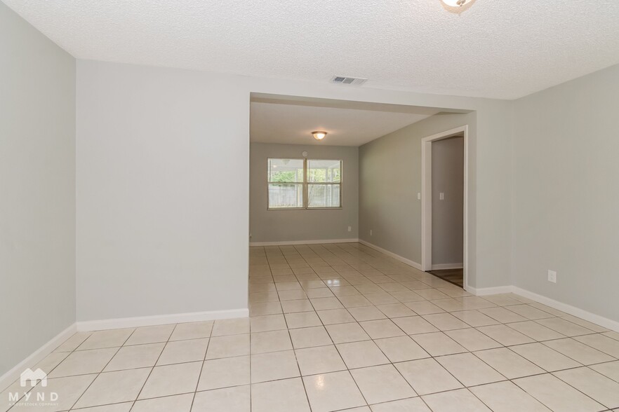 Building Photo - 1033 Busac Ave