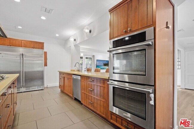 Building Photo - 23057 Sylvan St