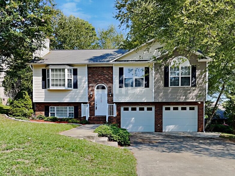 Primary Photo - 1703 Hunterwoods Dr
