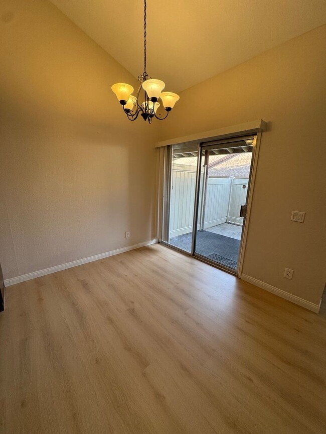 Building Photo - Bright, Updated Home Ready to Move In