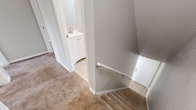 Building Photo - 3 Bedroom/1 bathroom renovated townhouse.