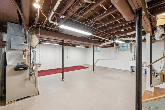 Building Photo - 624 E Main St