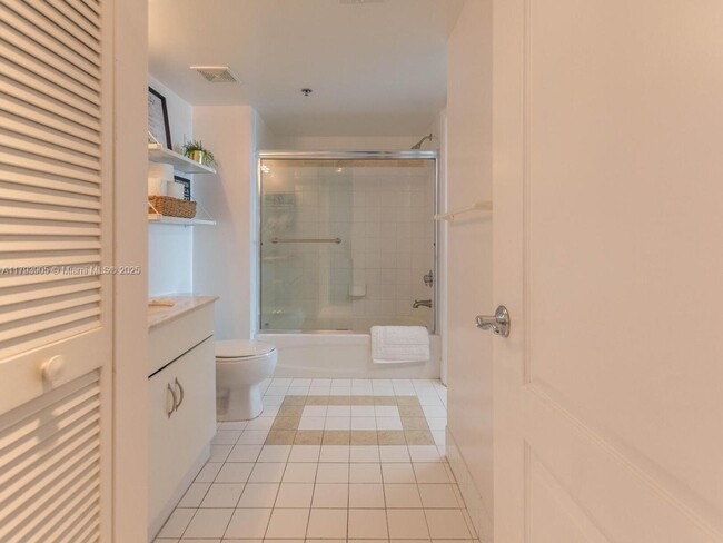 Building Photo - 1200 Brickell Bay Dr