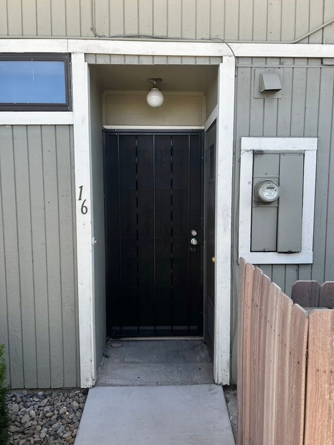 Building Photo - 861 Nutmeg Pl