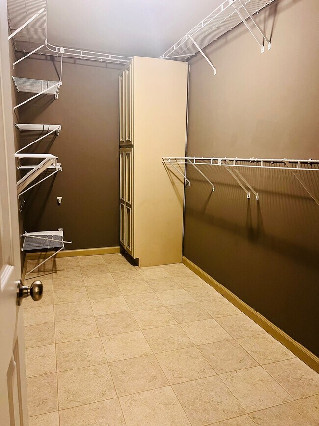 Building Photo - 105 Charing Pl