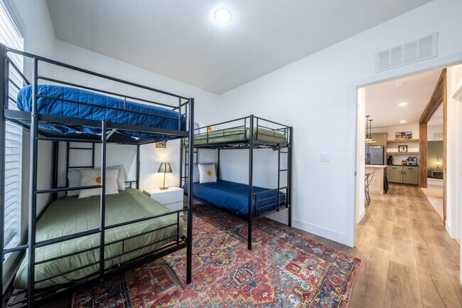 Building Photo - 523 W Vance Dr