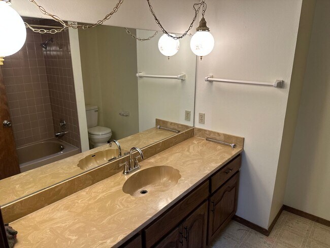 Building Photo - Available 7/1!  Spacious 3 Bedroom, 2 Full Bathroom Rogers Home in Quiet Neighborhood