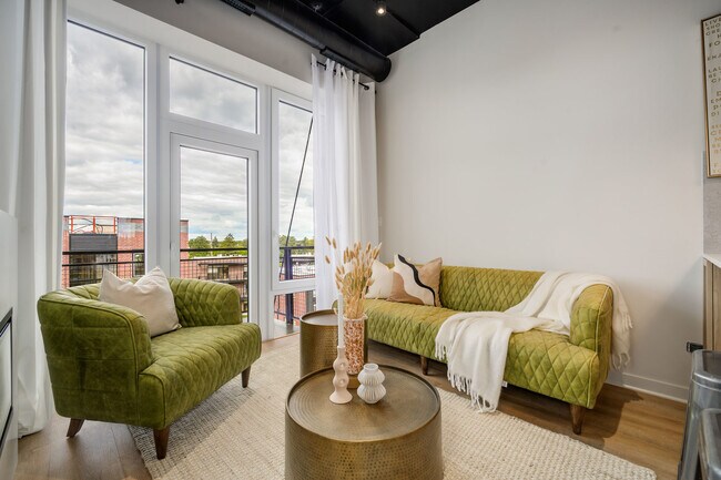 Building Photo - 2725 N Thatcher Ave