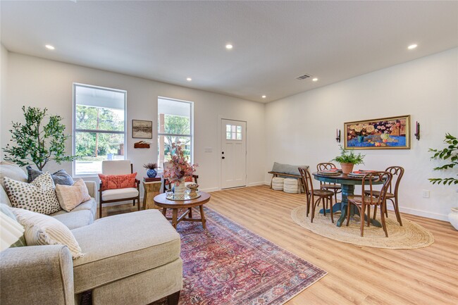 Building Photo - 11 E Obryant St