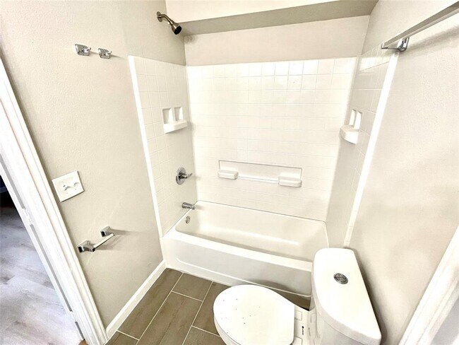 Building Photo - 128 Hall Dr S