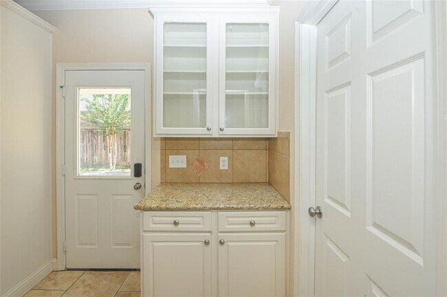 Building Photo - 8707 Westbrook Forest Dr
