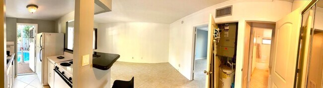 Building Photo - 1407 NE 56th St