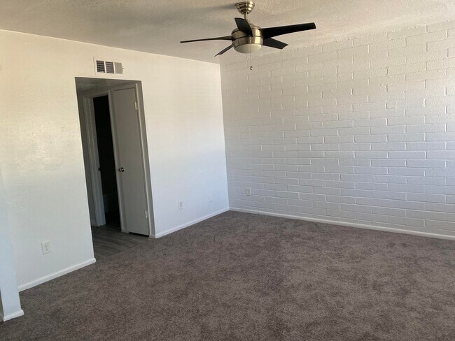 Building Photo - MOVE IN SPECIAL