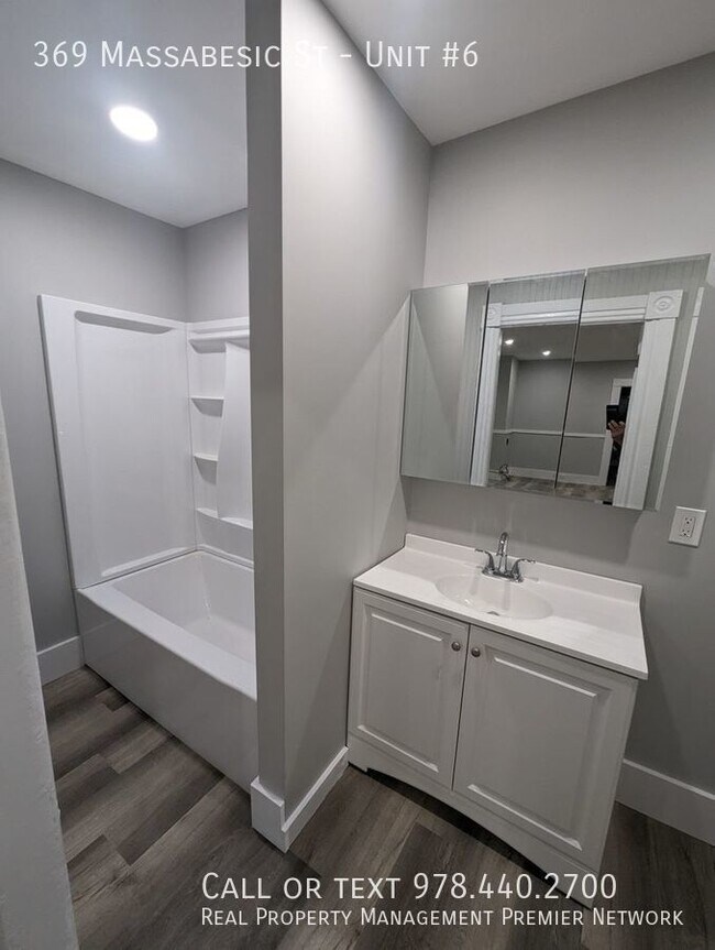 Building Photo - 369 Massabesic St