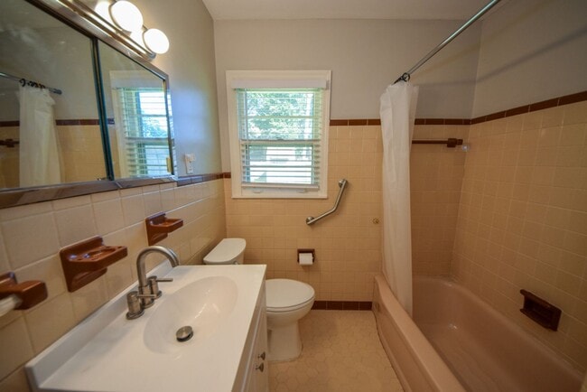 Building Photo - Cute and UPDATED 3 bed 2 bath home near GREAT SCHOOLS.