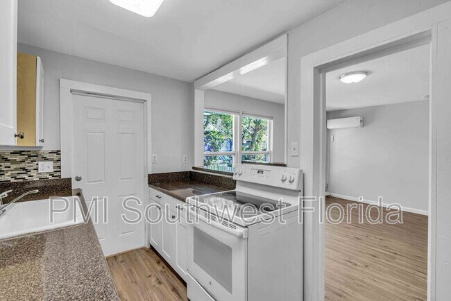 Building Photo - 1016 10th Ave W