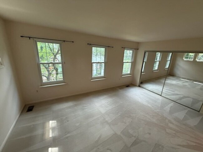 Building Photo - Updated 4BR Townhome!