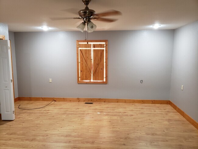 Building Photo - 633 Russell Ave