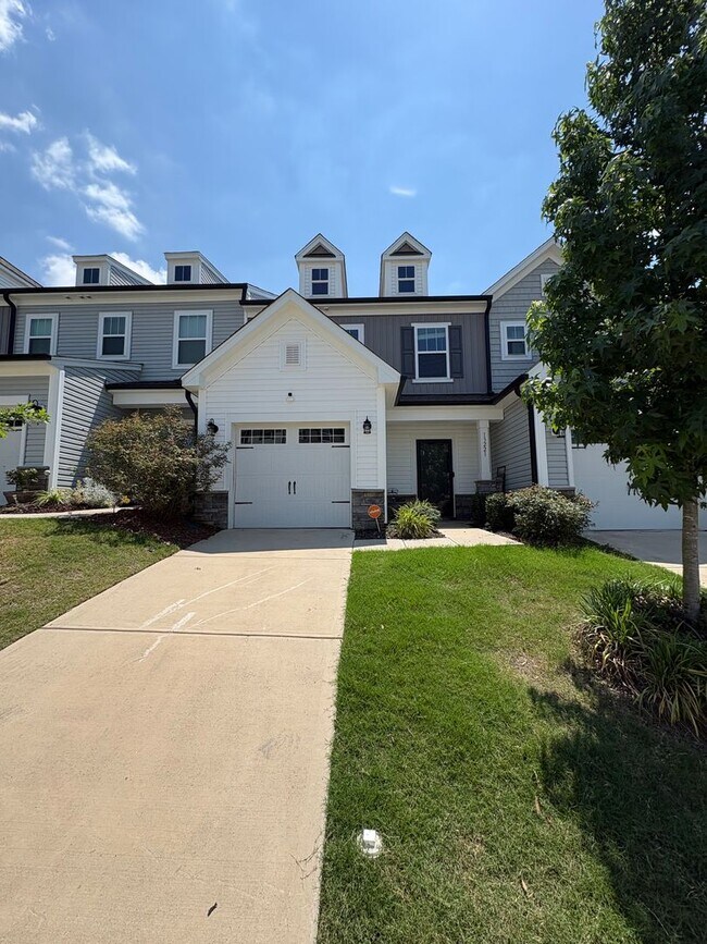 Building Photo - 3BR/2.5BA Townshoue in Mallard Creek