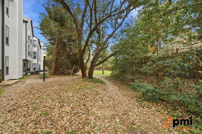 Building Photo - Immaculate 2 Bedroom 2 Bath Condo- Shore Drive