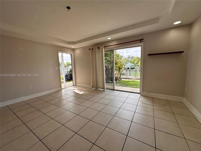 Building Photo - 2033 Calais Dr