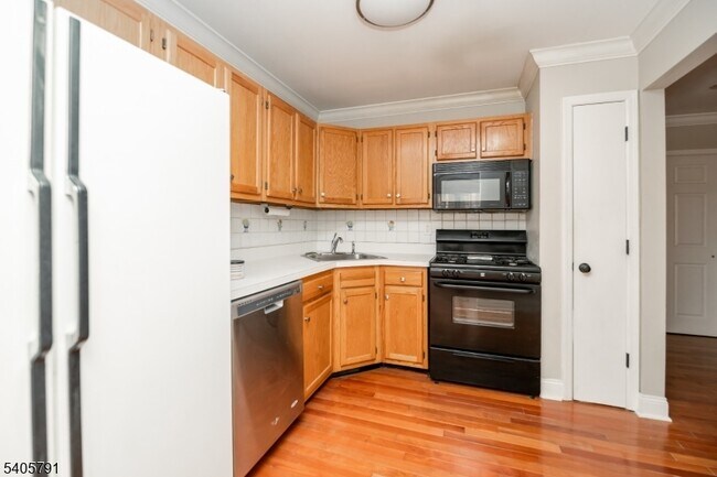 Building Photo - 52 Brookside Ln