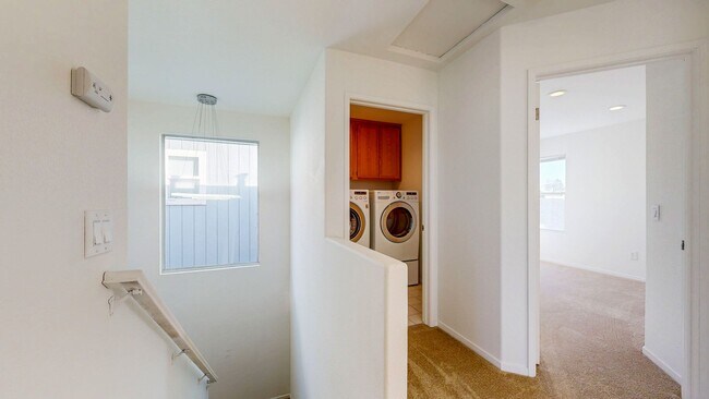 Building Photo - Charming 3 Bedroom 2.5 Bath with Bonus Room and Private Yard!