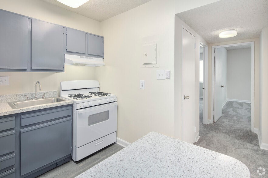 2BR, 1BA - 726SF - Kitchen - Friendship Crossing