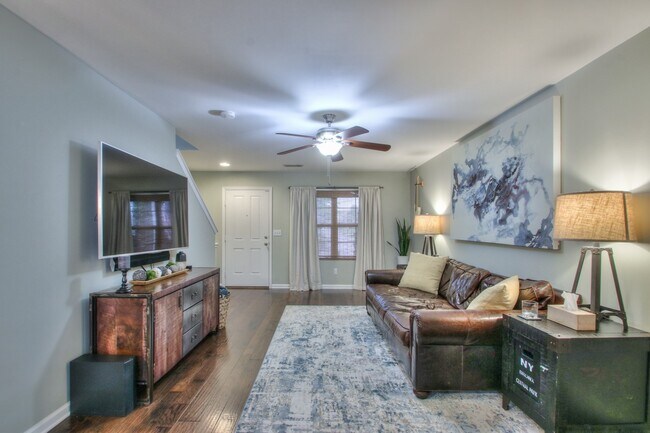 Building Photo - 1215 Riverbrook Dr