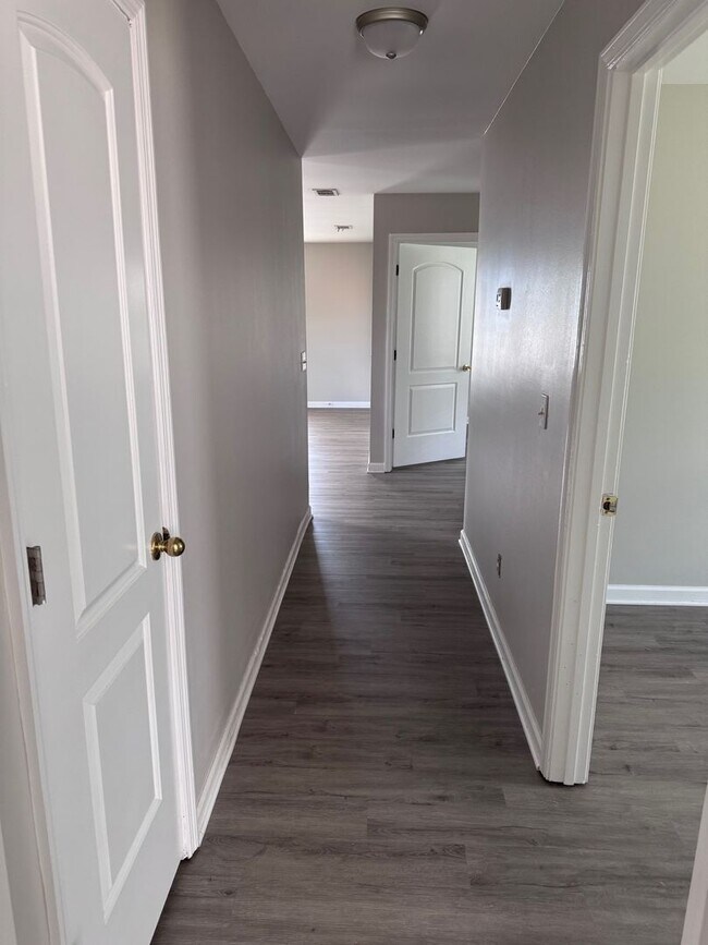 Building Photo - AVAILABLE NOW!!