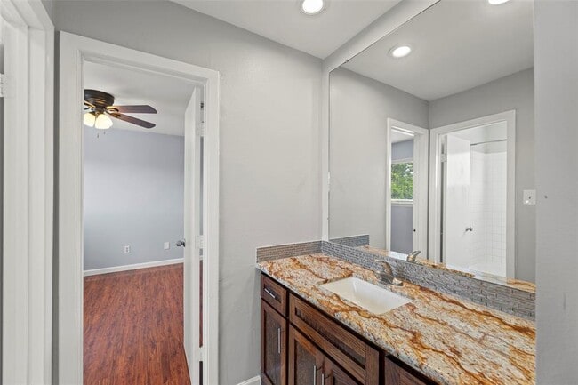 Building Photo - 11111 Midhurst Dr