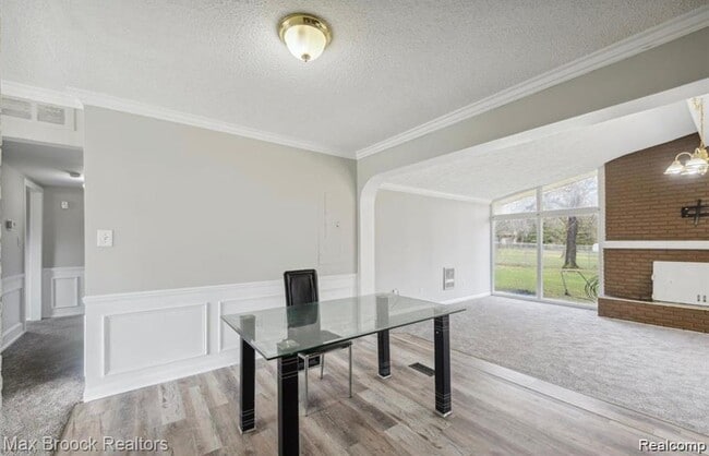 Building Photo - 40960 W 10 Mile Rd