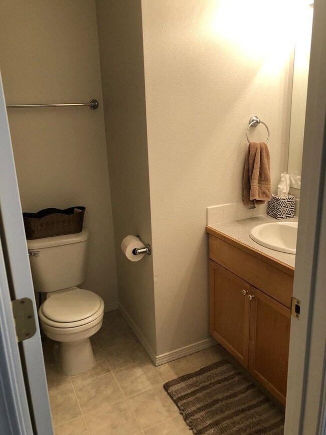 Building Photo - Boise 2 bedroom/1.5 bathroom/2Car, 1128Sqft, Nice townhouse off of State & Pierce Park