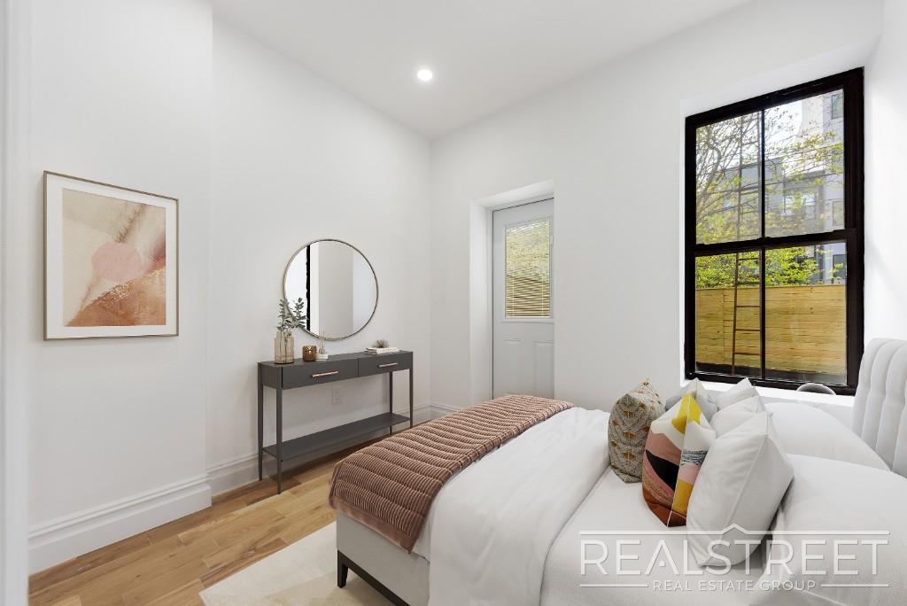 Building Photo - STUNNING 4+ BED 3 BATH DUPLEX + YARD IN PRIME BUSHWICK TOWNHOUSE