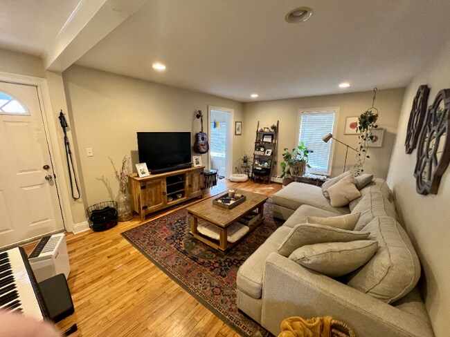 Building Photo - 30 Thorpe St