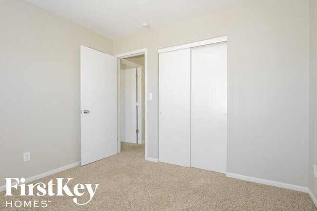 Building Photo - 664 Ballantrae Dr