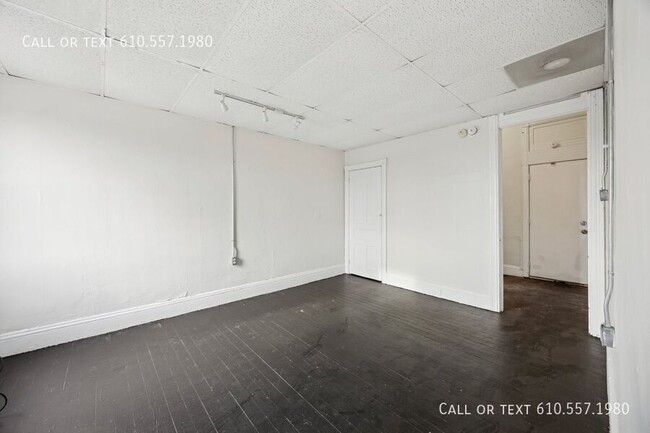 Building Photo - Large 1 Bedroom - 1 Bathroom  Apartment in...