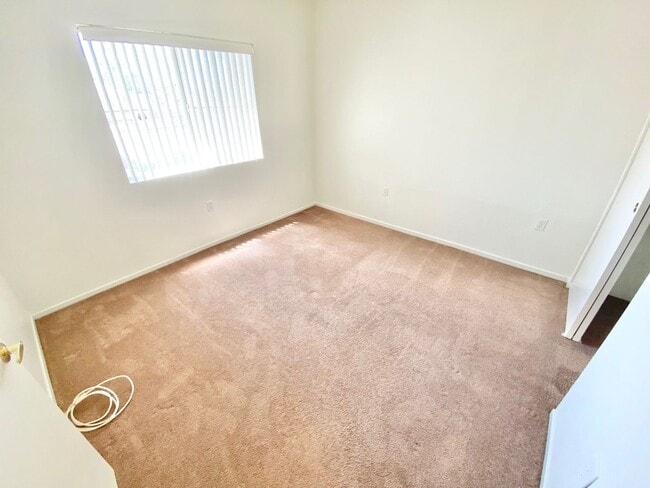 Building Photo - LOVELY 2 BEDROOM, 2 BATHROOM FIRST FLOOR C...