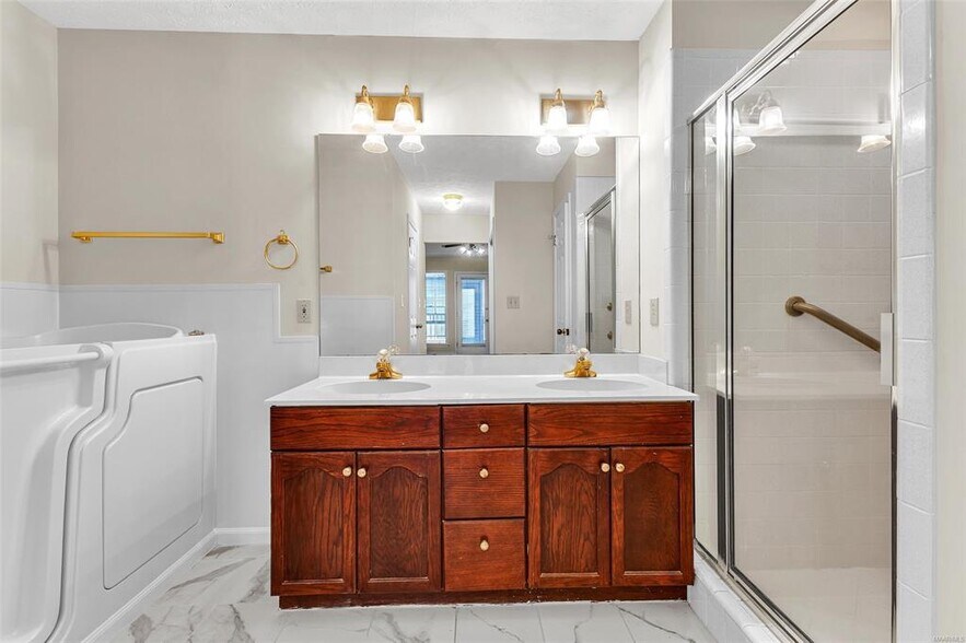 Building Photo - 2638 Queens Hollow Ct