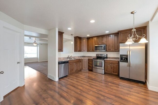 Building Photo - Gorgeous Provo Townhome