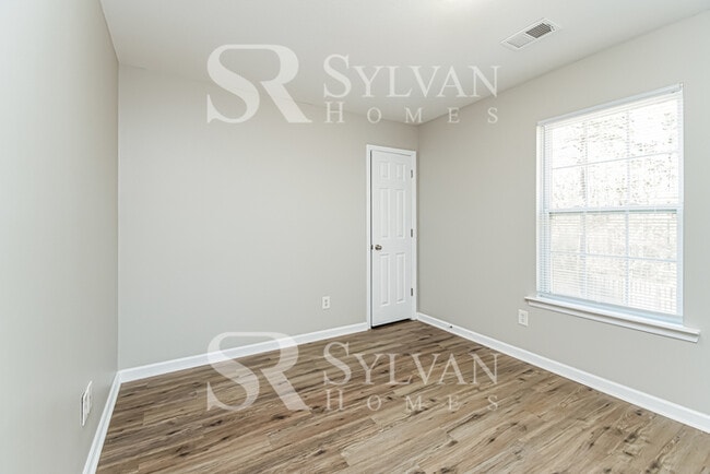 Building Photo - Spacious 4 bedroom colonial available now!