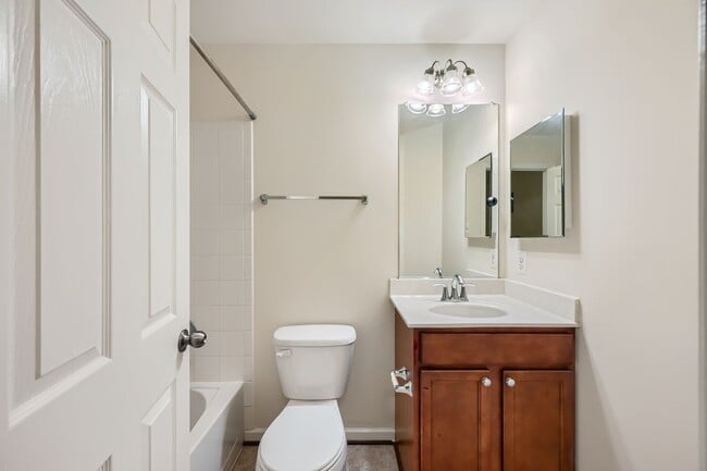 Building Photo - Spacious & Stylish 3BR/2.5BA TH in Frankli...