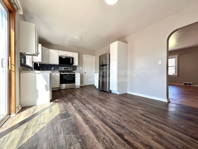 Building Photo - 527 Ferndale Ave NW